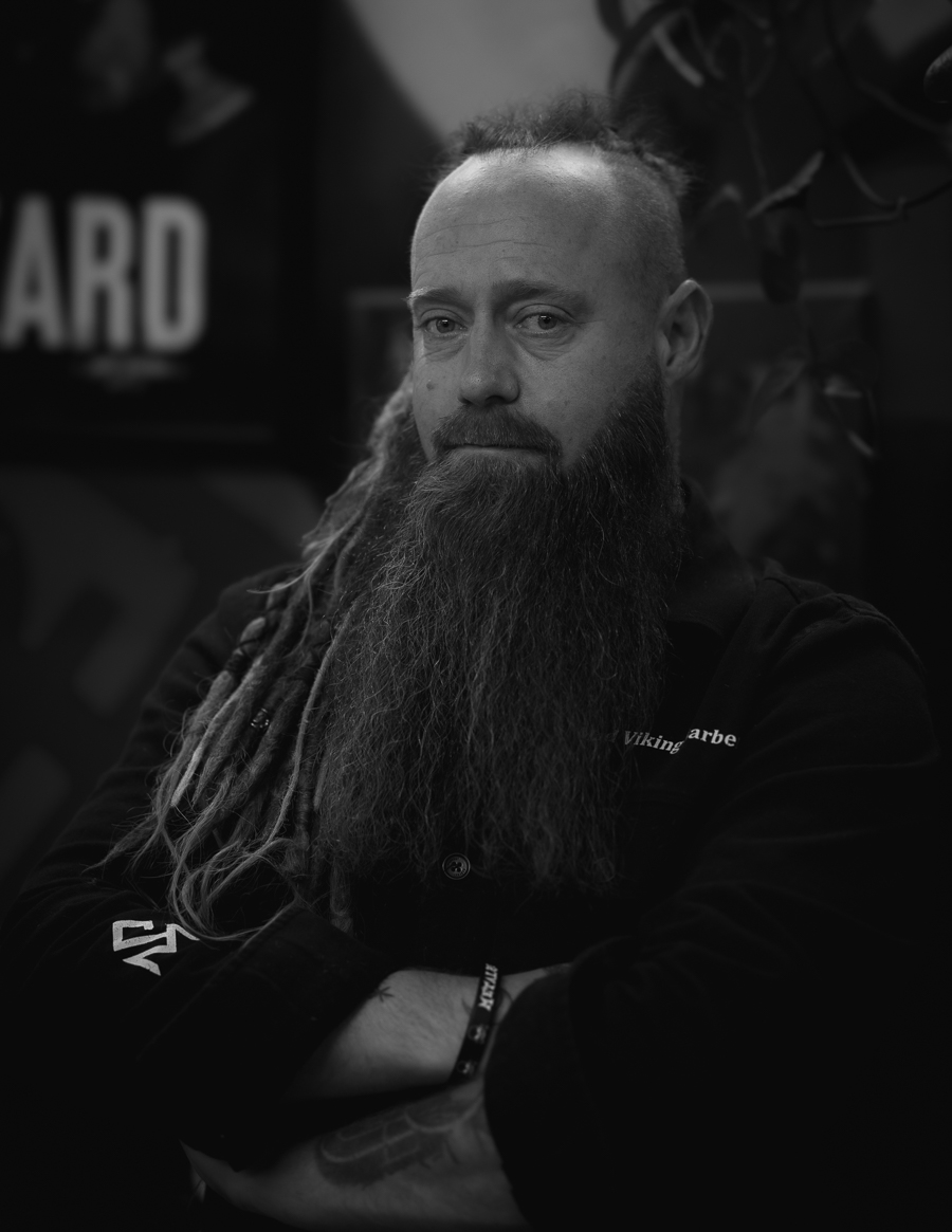 Ole Magnus Mad Vikings barbershop portrettintervju viking barber svart/hvitt foto