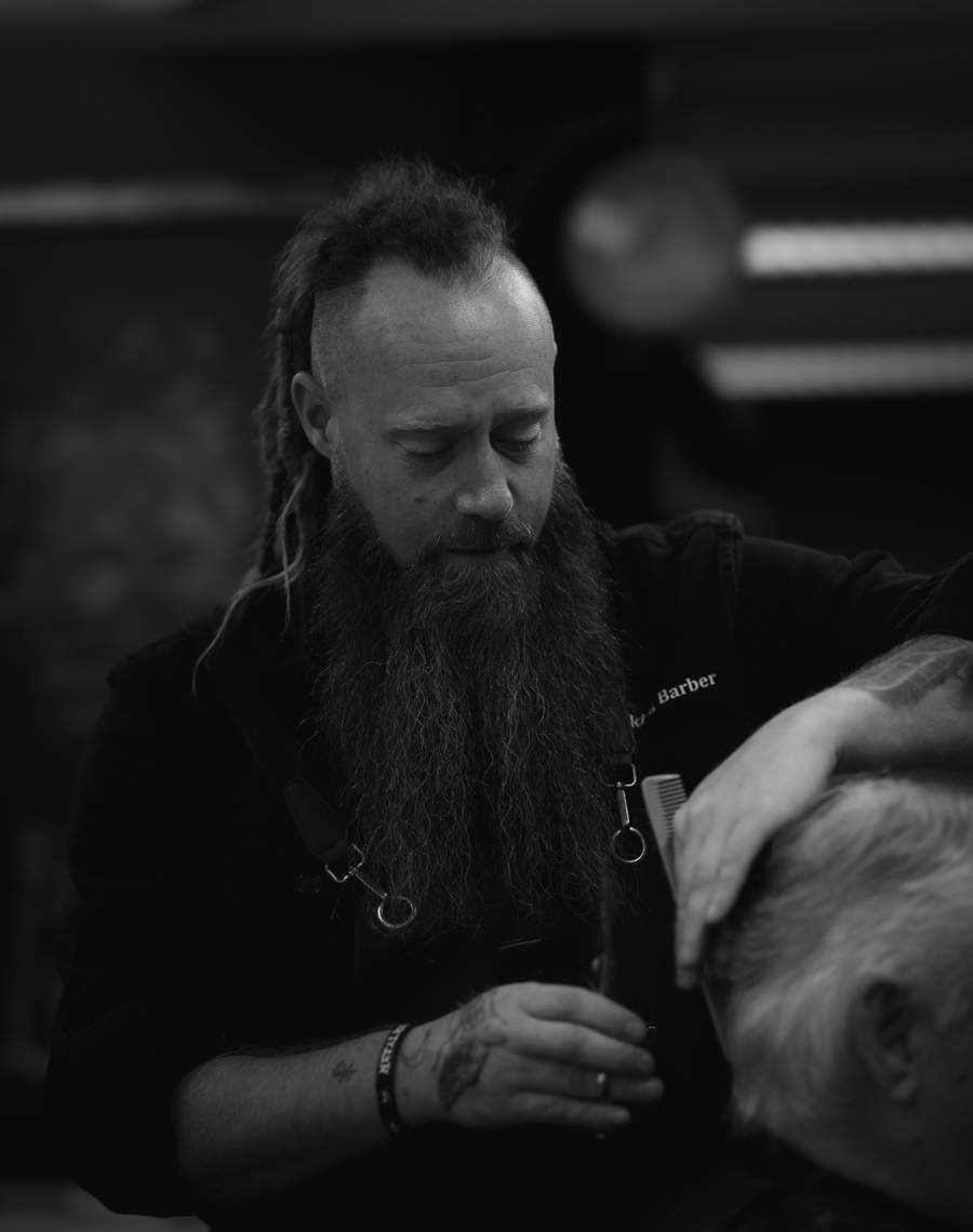 Ole Magnus Mad Vikings barbershop portrettintervju viking barber svart/hvitt foto