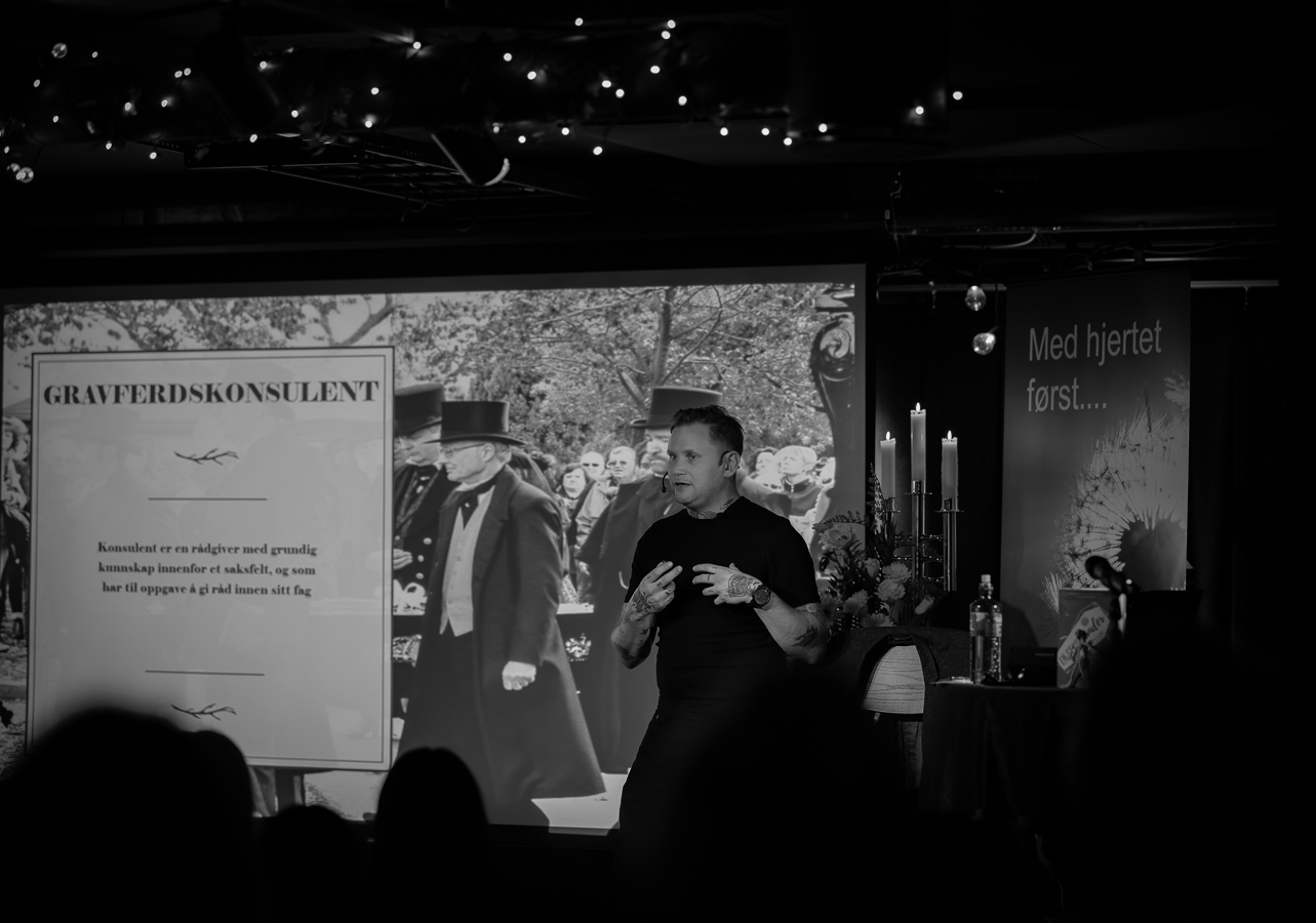 Tor-Håkon Gabriel Håvardsen. Portrettmagasinet. Forfatter. Begravelsesagent. Portrettintervju. Intervju. Portrettbilde. Foredrag