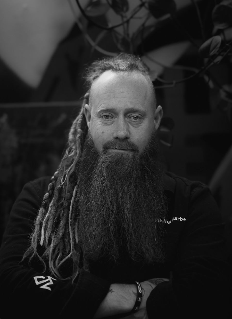 Ole Magnus Mad Vikings barbershop portrettintervju viking barber svart/hvitt foto