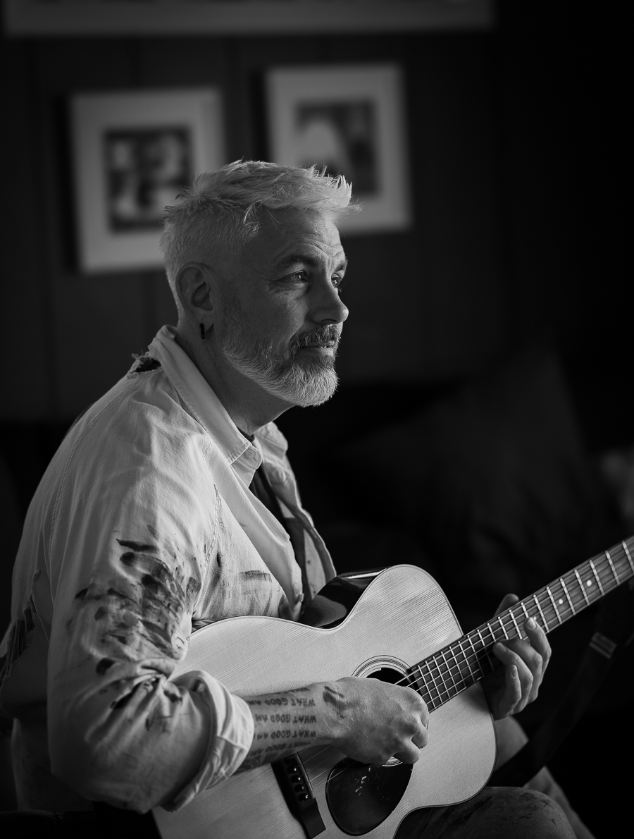 Trygve Skaug. Musiker. Artist. Poet. Portrettfoto. Portrettmagasinet. Intervju Trygve Skaug. Hver gang vi møtes.