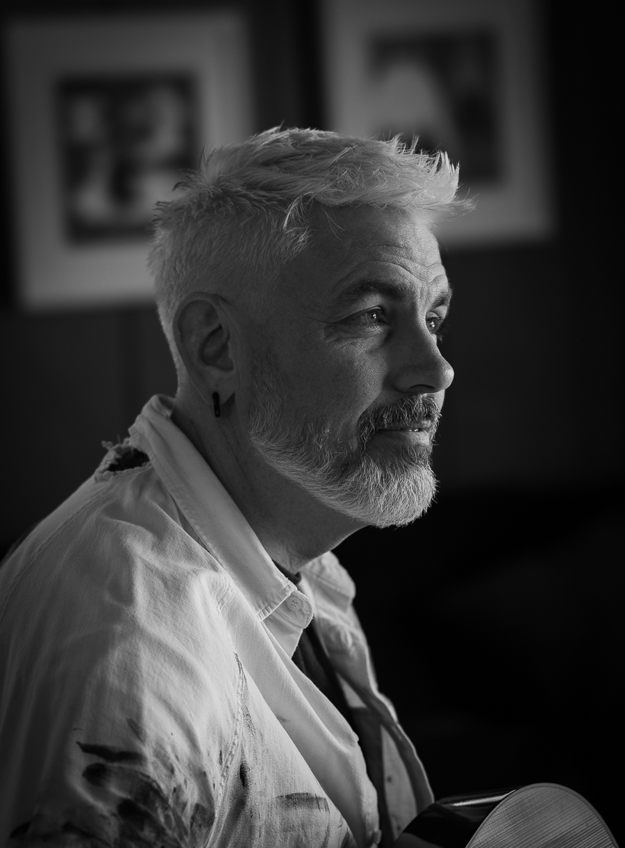 Trygve Skaug. Musiker. Artist. Poet. Portrettfoto. Portrettmagasinet. Intervju Trygve Skaug. Hver gang vi møtes.