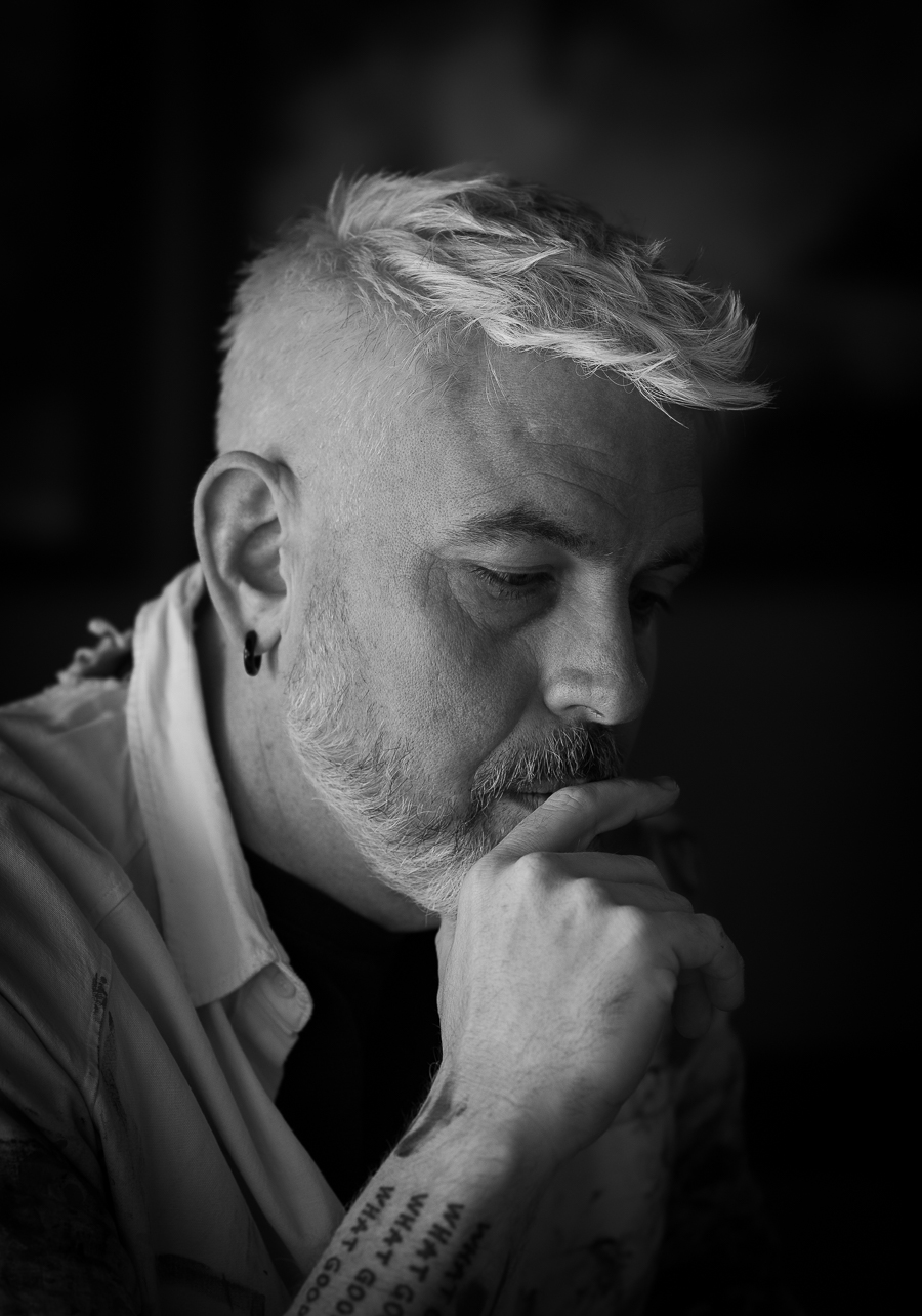 Trygve Skaug. Musiker. Artist. Poet. Portrettfoto. Portrettmagasinet. Intervju Trygve Skaug. Hver gang vi møtes.