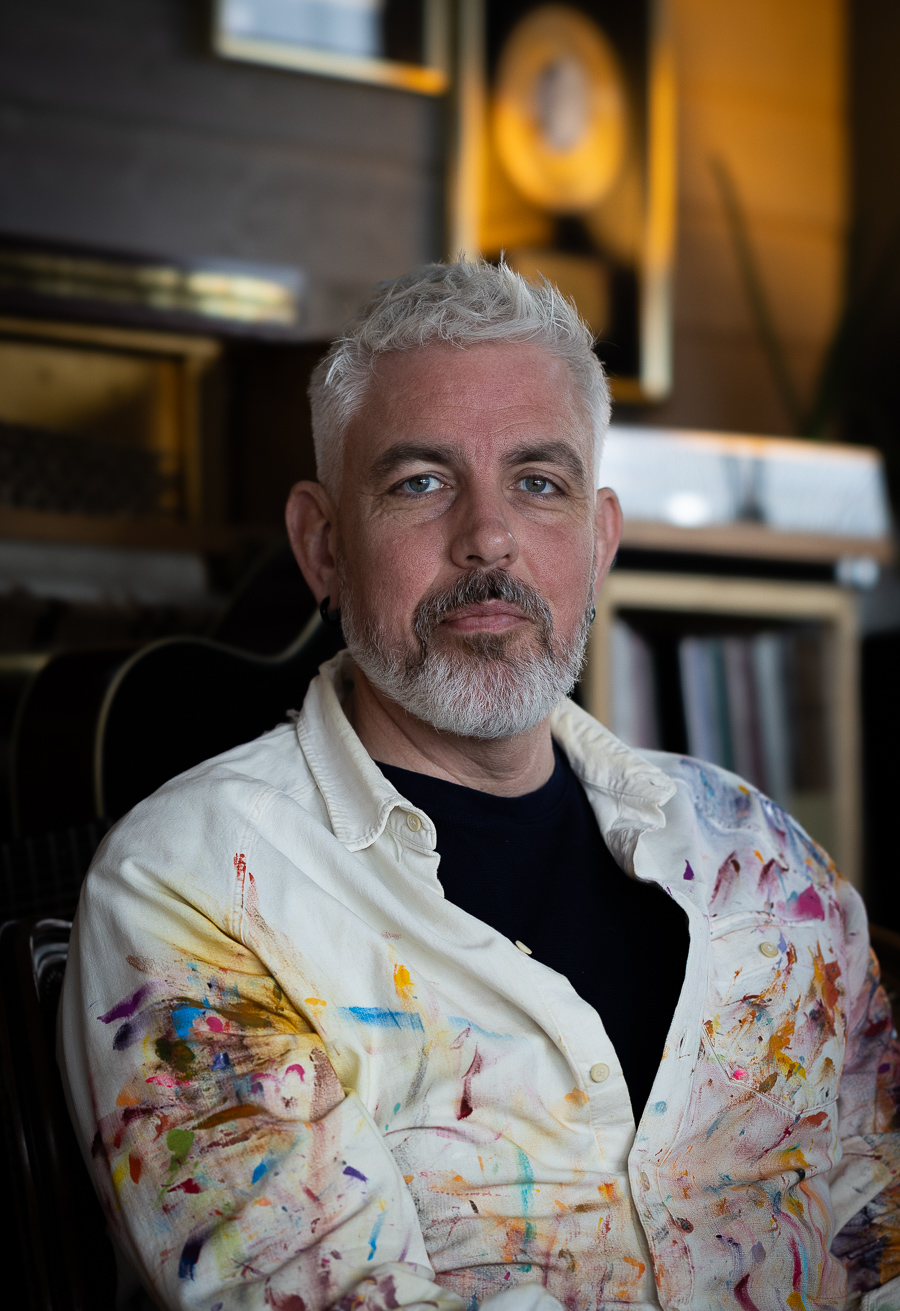 Trygve Skaug. Musiker. Artist. Poet. Portrettfoto. Portrettmagasinet. Intervju Trygve Skaug. Hver gang vi møtes.