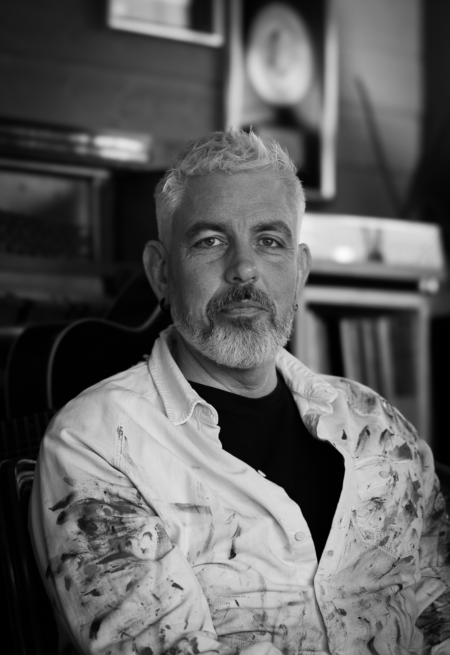 Trygve Skaug. Musiker. Artist. Poet. Portrettfoto. Portrettmagasinet. Intervju Trygve Skaug. Hver gang vi møtes.