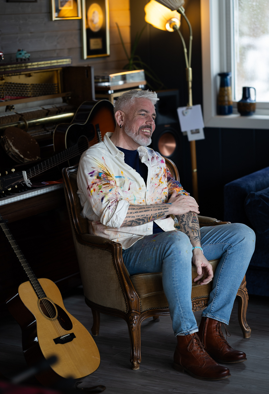 Trygve Skaug. Musiker. Artist. Poet. Portrettfoto. Portrettmagasinet. Intervju Trygve Skaug. Hver gang vi møtes.