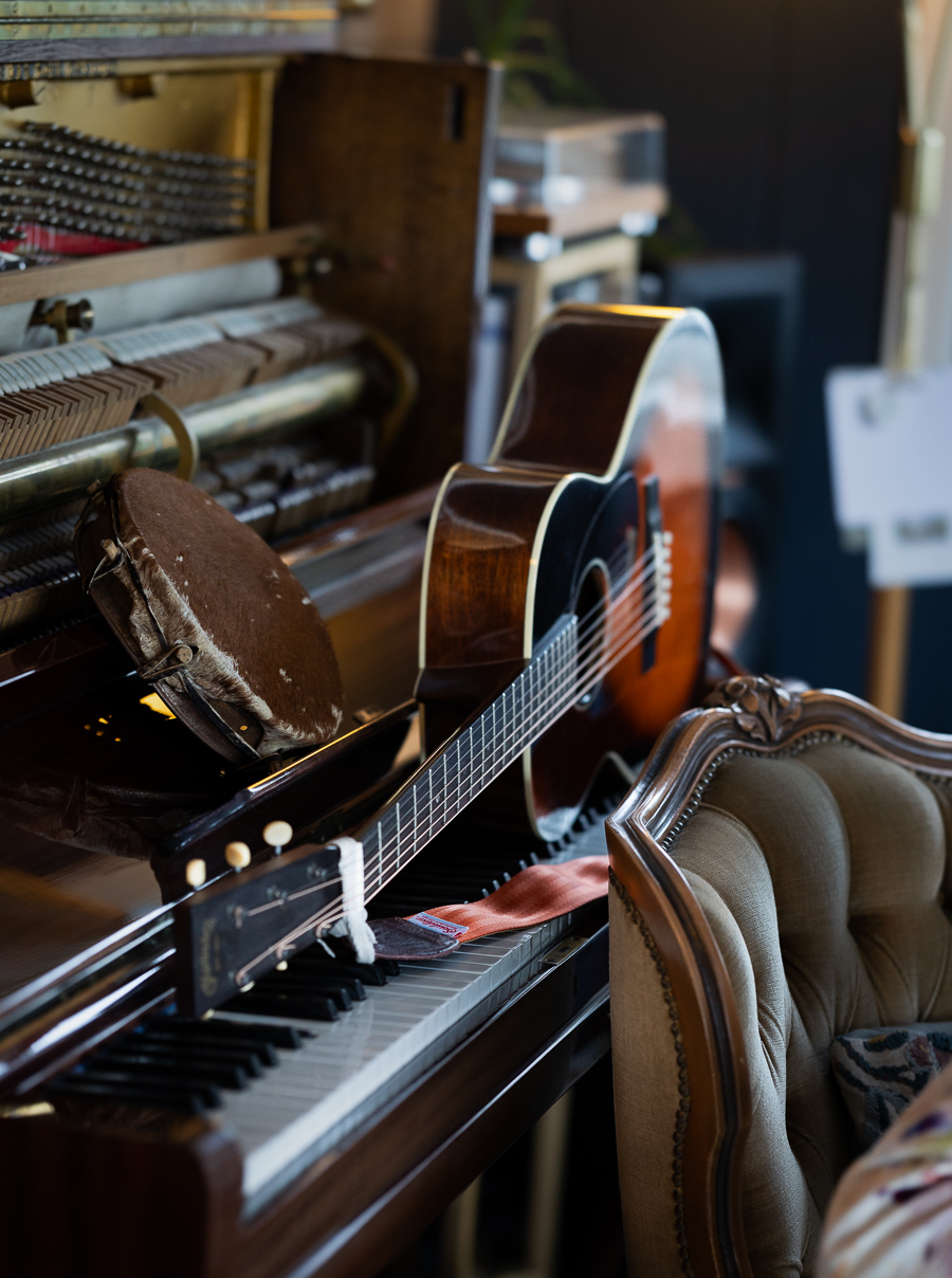Trygve Skaug. Musiker. Artist. Poet. Portrettfoto. Portrettmagasinet. Intervju Trygve Skaug. Hver gang vi møtes.