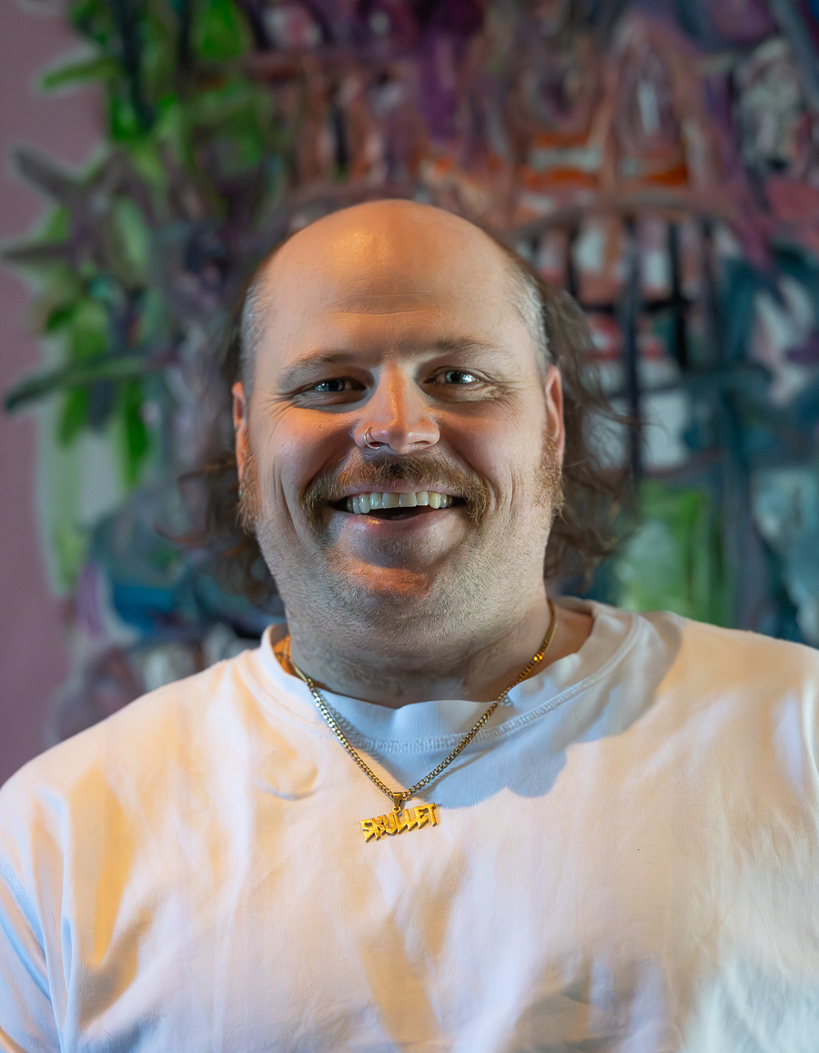 Nicolai Ek. Ambolt. Portrettmagasinet. Portrettintervju. Komiker. Humor. Danseband. Skullet