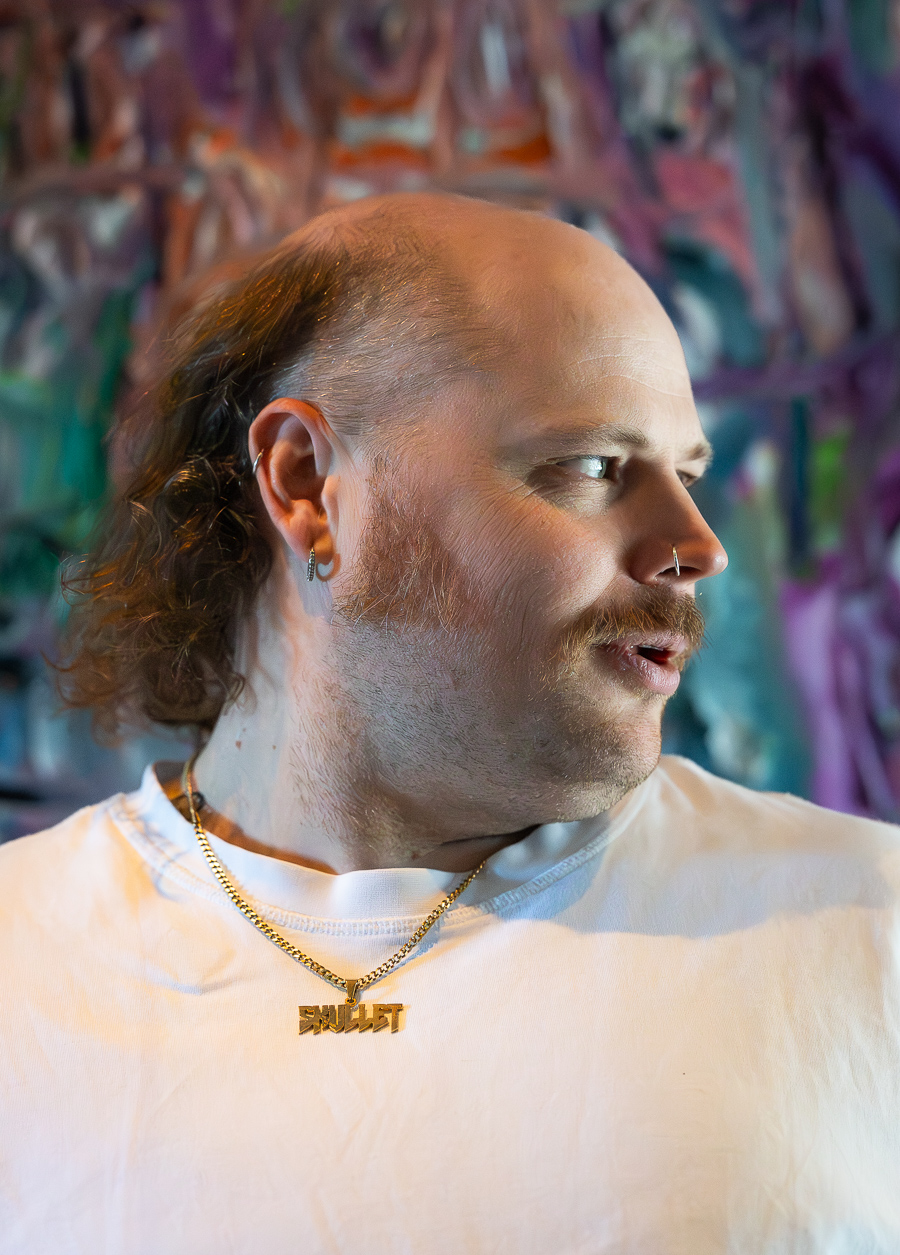 Nicolai Ek. Ambolt. Portrettmagasinet. Portrettintervju. Komiker. Humor. Danseband. Skullet