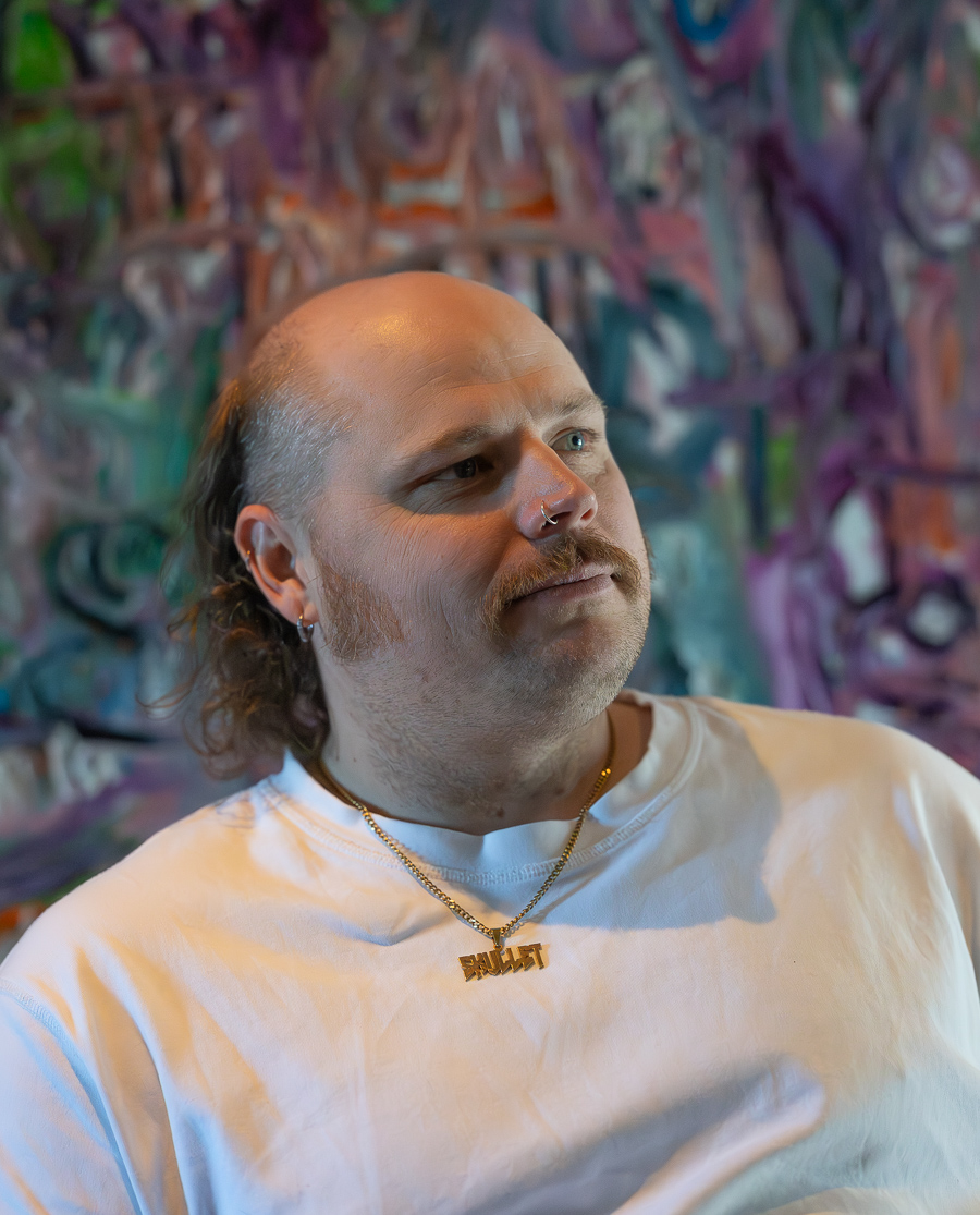 Nicolai Ek. Ambolt. Portrettmagasinet. Portrettintervju. Komiker. Humor. Danseband. Skullet