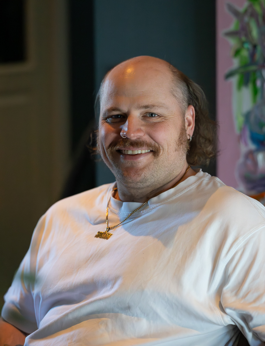 Nicolai Ek. Ambolt. Portrettmagasinet. Portrettintervju. Komiker. Humor. Danseband. Skullet