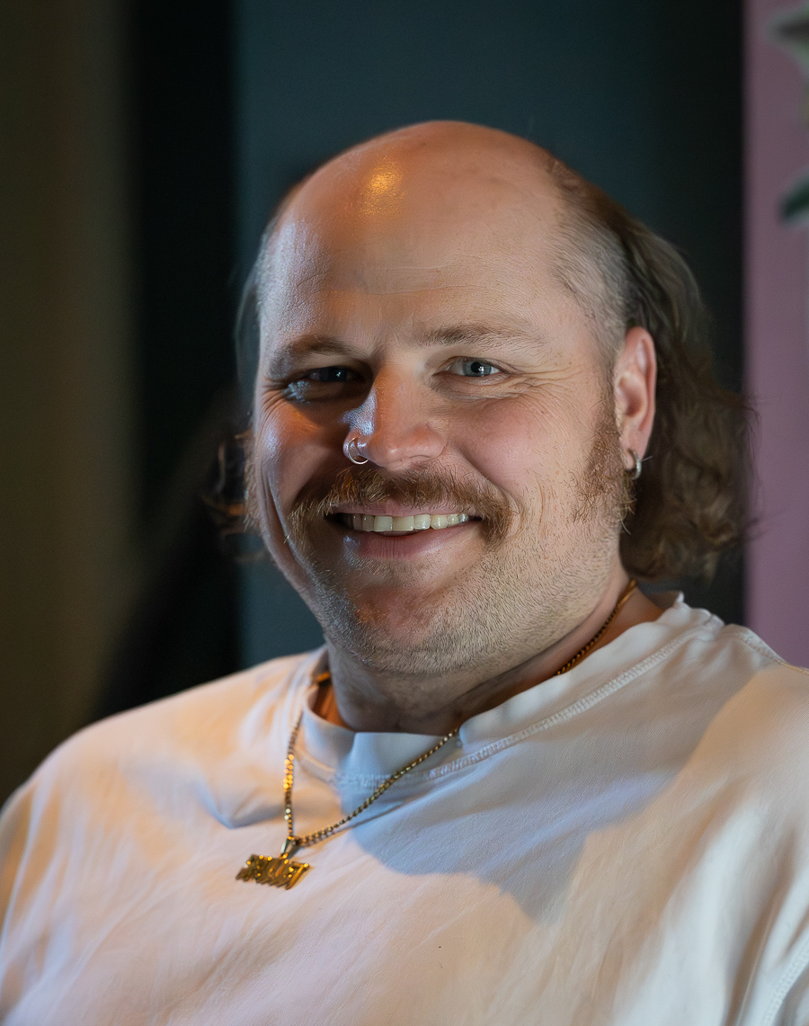 Nicolai Ek. Ambolt. Portrettmagasinet. Portrettintervju. Komiker. Humor. Danseband. Skullet