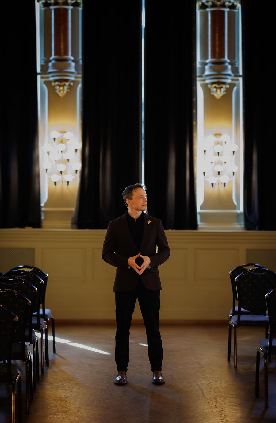 Mathias Toresen. Oslo Militære Samfund. Servitør. Restaurantsjef. TV2. Portrettmagasinet. Portrettfoto. Portrettintervju.