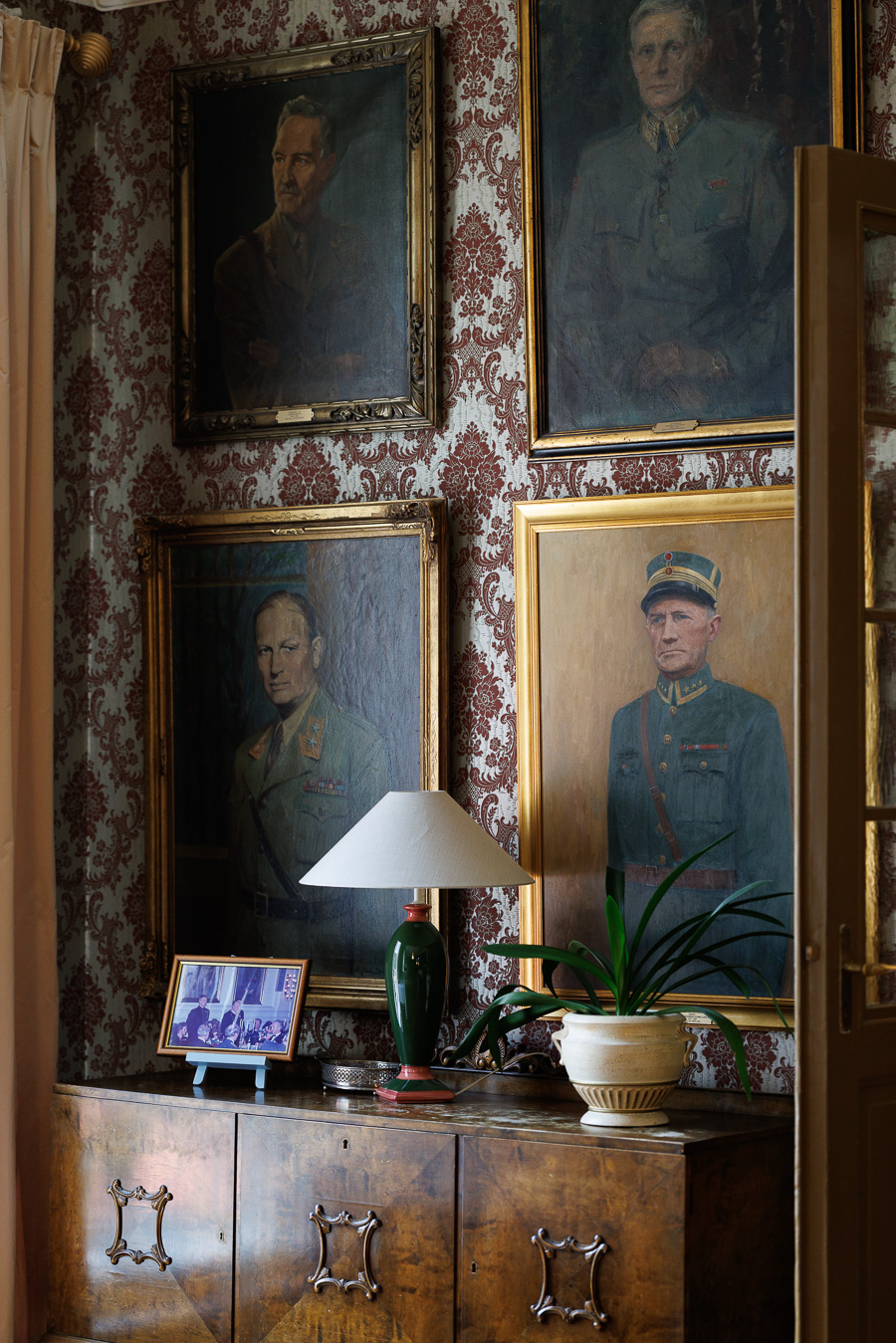 Mathias Toresen. Oslo Militære Samfund. Servitør. Restaurantsjef. TV2. Portrettmagasinet. Portrettfoto. Portrettintervju.