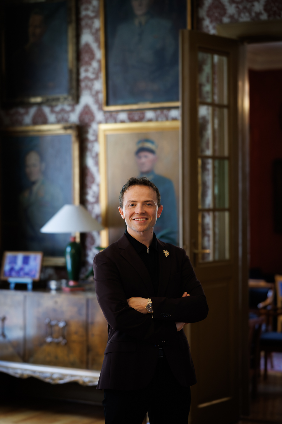 Mathias Toresen. Oslo Militære Samfund. Servitør. Restaurantsjef. TV2. Portrettmagasinet. Portrettfoto. Portrettintervju.