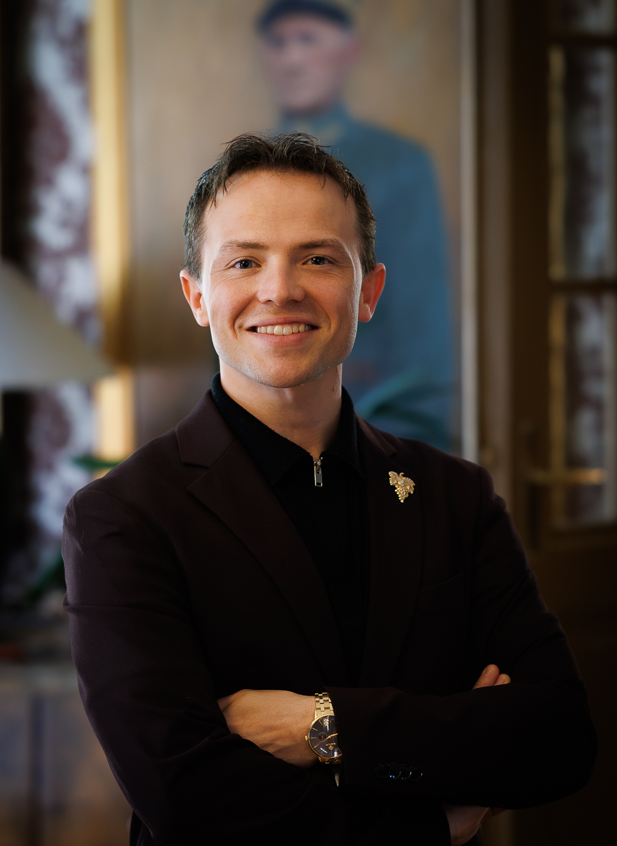 Mathias Toresen. Oslo Militære Samfund. Servitør. Restaurantsjef. TV2. Portrettmagasinet. Portrettfoto. Portrettintervju.