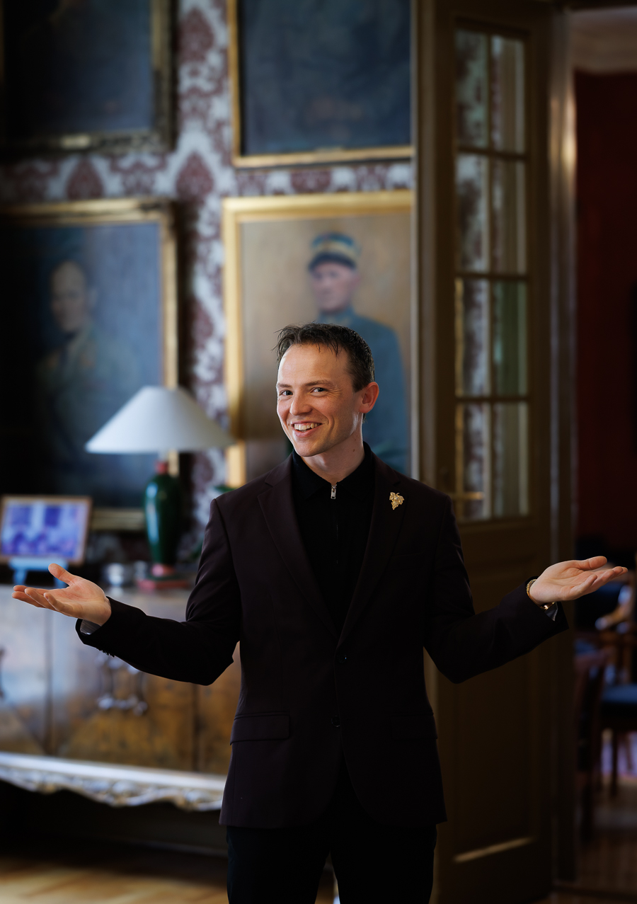 Mathias Toresen. Oslo Militære Samfund. Servitør. Restaurantsjef. TV2. Portrettmagasinet. Portrettfoto. Portrettintervju.