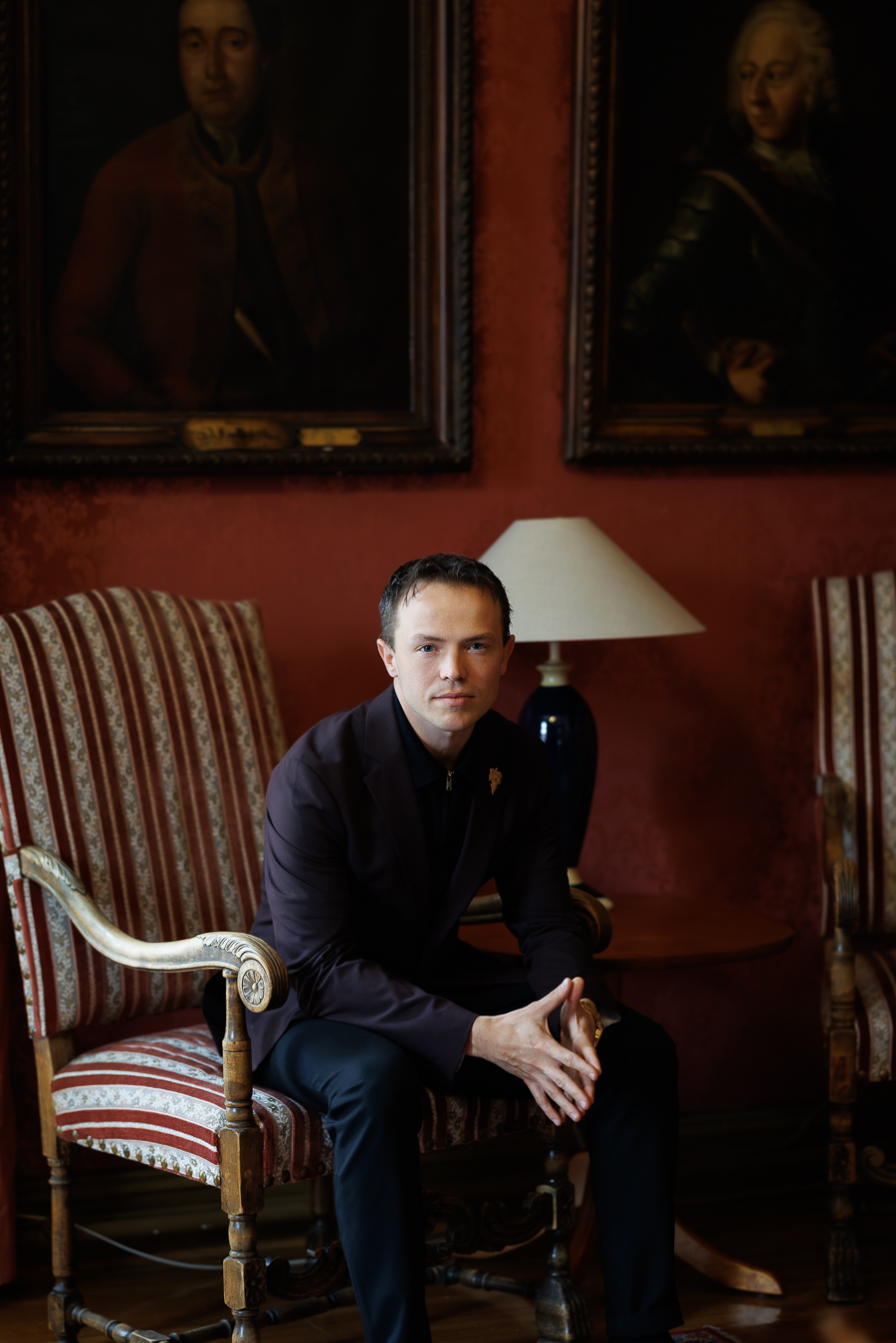 Mathias Toresen. Oslo Militære Samfund. Servitør. Restaurantsjef. TV2. Portrettmagasinet. Portrettfoto. Portrettintervju.