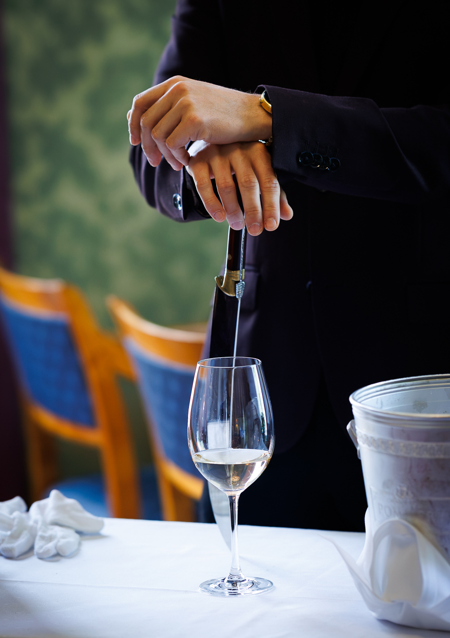 Mathias Toresen. Oslo Militære Samfund. Servitør. Restaurantsjef. TV2. Portrettmagasinet. Portrettfoto. Portrettintervju.