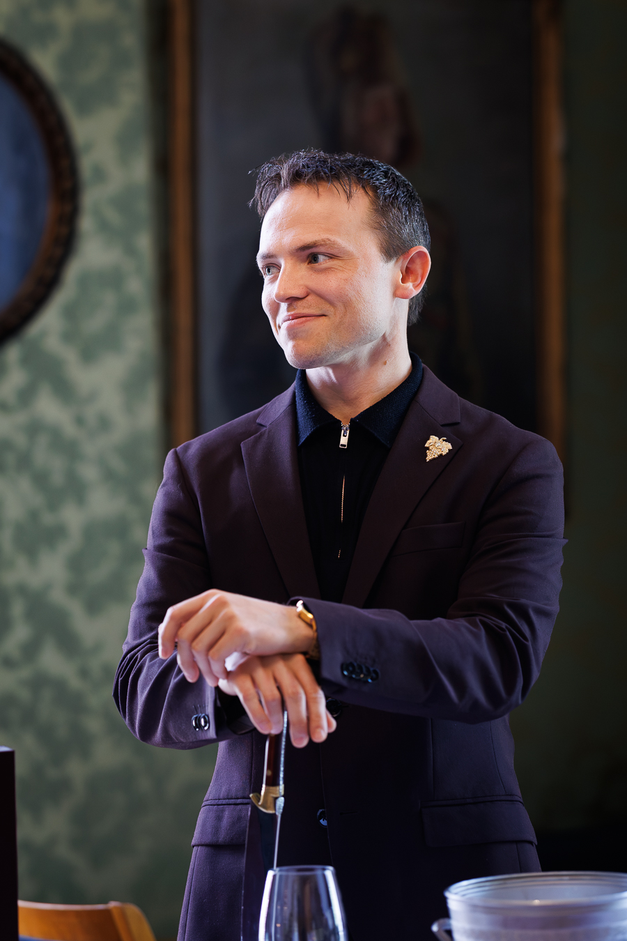 Mathias Toresen. Oslo Militære Samfund. Servitør. Restaurantsjef. TV2. Portrettmagasinet. Portrettfoto. Portrettintervju.